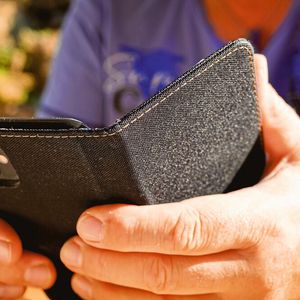 Schutzhülle entfernen: Ob aus Plastik oder Metall – sie schützen zwar gegen Staub, Sand und Feuchtigkeit, können aber auch dazu führen, dass Hitze nicht richtig entweichen kann. Wenn das Smartphone dazu neigt, sich schnell aufzuheizen, vorübergehend auf die Schutzhülle verzichten. (Bild:  S Amelie Walter - stock.adobe.com)