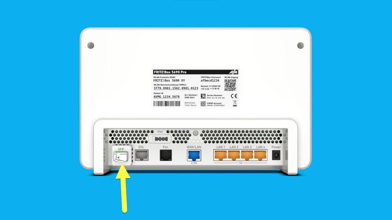 Laut diesem AVM-Pressefoto wird die stehende 5690 Pro hinten einen SFP-Steckplatz bekommen. (Bild: AVM)