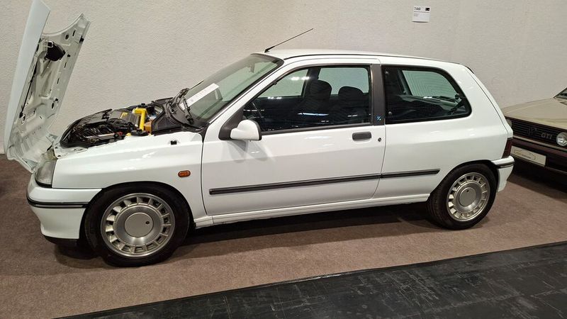 Poket-Rocket: Renault Clio 16V. Diesen hier mit angeblich 40.000 km auf der Uhr konnte man für 17.900 im „Top Zustand“ mitnehmen. (Bild: Dominsky – VCG)
