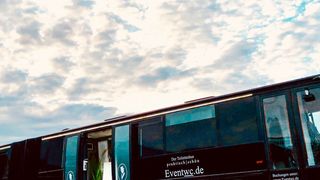 Ausrangiert, aber nicht verschrottet. Ein Unternehmen gibt älteren Bussen eine neue Aufgabe. (Daimler)