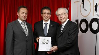Lothar Späth, Ministerpräsident des Landes Baden-Württemberg a.D., überreicht Joachim und Daniel Huber (v.l.n.r.) das Top 100-Gutesiegel. (Bild: compamedia)