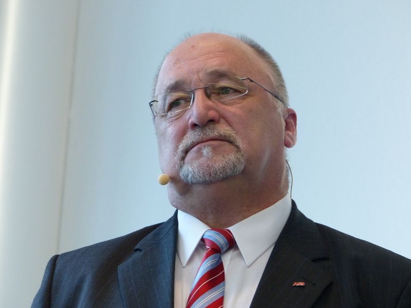 Hans-Dieter Meissner, ABB, fasst die Vorteile des neuen Motorstarter PSTX mit drei Zahlen zusammen: „60% geringerer Anlaufstrom, 20% weniger Platzbedarf und 100% erweiterte Funktionalitäten.“ (Bild: konstruktionspraxis/U. Drescher)