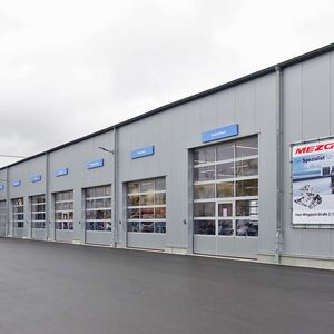 Die Fassade setzt die Bosch-CI um und ist in einem zeitlosen grau gehalten. Das Gebäude war inklusive der Werkstatt nach knapp zwölf Monaten Bauzeit bezugsfertig.(Bild:  Schreiner/»kfz-betrieb«)