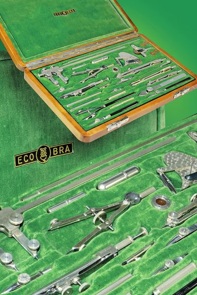 Die reichhaltig bestückten Zirkelkästen für Profis sind mit dem klassischen Konstruktionsbüro verschwunden – nur Liebhaber- und Sammlerstücke zirkulieren noch und Einzelstücke für Studenten und Schüler, oft in Rosa und Hellblau. (Bild: Ecobra)