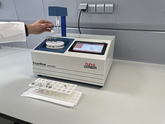 Der Kryoskopie-Experte und Gerätehersteller Funke-Gerber hat seinen Cryostar automatic in wesentlichen Punkten verbessert. So arbeitet das Gerät selbst bei 40 °C Raumtemperatur schnell und zuverlässig, verspricht der Hersteller.(Bild:  Funke-Dr. N. Gerber Labortechnik GmbH)