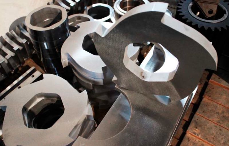 Die härtesten Belastungen ausgesetzten Schneidwerkzeuge bestehen aus Messerscheiben mit hakenförmigen Schneidzähnen. (Harden Machinery)