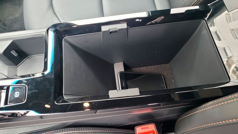 Das sorgt dafür, dass das Telefon regelmäßig nach hinten rutscht und man nur rankommt, wenn man das große Fach öffnet. (Bild: Wehner - VCG)