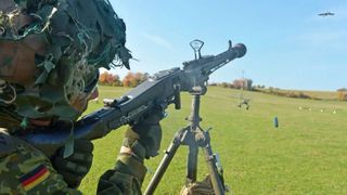 Damit die Drohnenabwehr keine Angelegenheit von begabten Schützen bleibt, will Bundesverteidigungsminister Boris Pistorius in moderne Systeme schnellstmöglich investieren lassen ... (Bild: Bundeswehr)