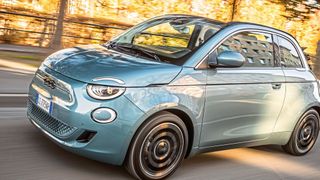 Das neue 500er-BEV von Fiat wird jetzt auch über den Kaffee-Händler promotet. (Bild: FCA)
