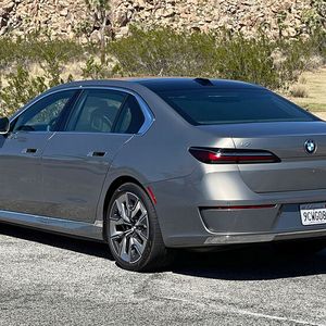 Die Form des i7 ist modern, die Proportionen gehorchen jedoch eher dem Raumangebot als der Ästhetik.(Bild:  Autoren-Union Mobilität / Knödler)