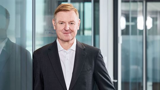 Marcus Söldner, Vorstandsvorsitzender Car-Garantie: „Schon in den vergangenen Jahren war absehbar, dass sich die Reparaturkosten aufgrund der globalen wirtschaftlichen Lage, internationaler Krisen und der immer komplexer werdenden Fahrzeugtechnologie weiter erhöhen würden. Dass wir nun die Marke von über 760 Euro erreichen, unterstreicht, wie stark die sich überlagernden Einflussfaktoren auf die Automobilbranche wirken. Eine baldige Entspannung ist derzeit nicht in Sicht.“(Bild:  © www.flashpointstudio.de)