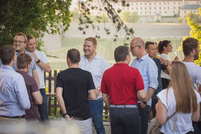 Anwenderkongress Steckverbinder 2023: Die Abendveranstaltung am Dienstag auf dem Nikolaushof mit Blick über Würzburg. (Bild: Stefan Bausewein)