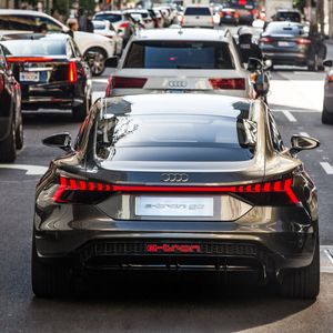 Mitten im Gewühl: Das Audi E-Tron GT Concept auf einer Spritztour durch die Straßen von Los Angeles. (Bild:  Audi)