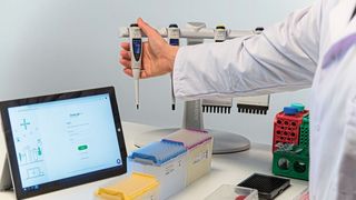 Abb. 1: Die größte Fehlerquelle beim manuellen Pipettieren ist der Mensch. Ein intelligent vernetztes Pipettiersystem könnte dies nun minimieren. (Jeremy Bembaron / Andrew Alliance)