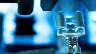 Die Fraunhofer EMFT stellt intelligente Steckverbindungen vor. Dabei werden miniaturisierte elektronische Sensorsysteme in den Stecker integriert, um die jeweils aktuelle Verbindungsqualität zu überwachen. Erfasst werden können z.B. Energieverbrauch, fehlerhafte Zustände oder Temperatur. Die Parameter können drahtlos mittels eines Tablets oder Smartphones abgelesen werden. Mitaussteller der Strategischen Partnerschaft Sensorik e.V.: Halle 1, Stand 324. (Fraunhofer EMFT)