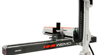 Der Roboter 600 xLine von Wemo hatte seinen ersten Auftritt auf der K 2016 in Düsseldorf. Er ist für Entnahmegewichte bis maximal 60 kg ausgelegt, wie das Unternehmen sagt. (Wemo)