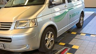 Der Prüfer fährt das Prüfmobil auf das Kalibrierwerkzeug, so drückt er die Räder des Messgeräts fest in den Rollensatz. Das andere Rollenpaar deckt er mit einem überfahrbaren Gitter ab. (Bild: Holz/»kfz-betrieb«)