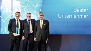 Andreas Ehrl (Mitte) ist der beste BMW-Händler des Jahres 2023. Christian Ach (l.), Leiter der BMW Group Deutschland, und sein Vorgänger Stefan Teuchert ehrten den Unternehmer aus Potsdam im Rahmen der europäischen BMW-Händlerkonferenz „FutureCon“ in Amsterdam. (Bild: BMW)