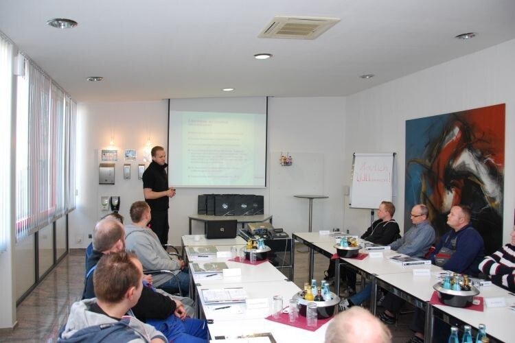 Im Schulungsraum lernen die Teilnehmer Wissenswertes aus Theorie und Praxis. (Foto: Holz)