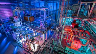 In Kuppenheim hat Mercedes-Benz die europaweit erste Batterierecycling-Anlage mit mechanischen und metallurgischen Prozessen eröffnet. Man verspricht sich eine Rückgewinnungsquote von 96 Prozent. (Bild: Mercedes-Benz)