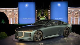 Im Garten der Villa d'Este am Comer See hat BMW den Vision Alpina enthüllt (Bild: SP-X/Mario Hommen)