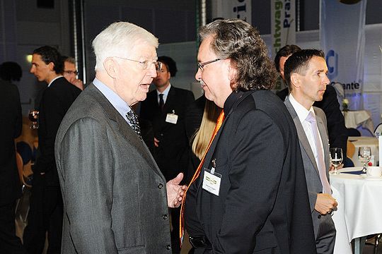 Emmerich Engels (re.) vom Volkswagen-Vertrieb im Gespräch mit dem ZDK-Präsidenten Robert Rademacher. (Archiv: Vogel Business Media)