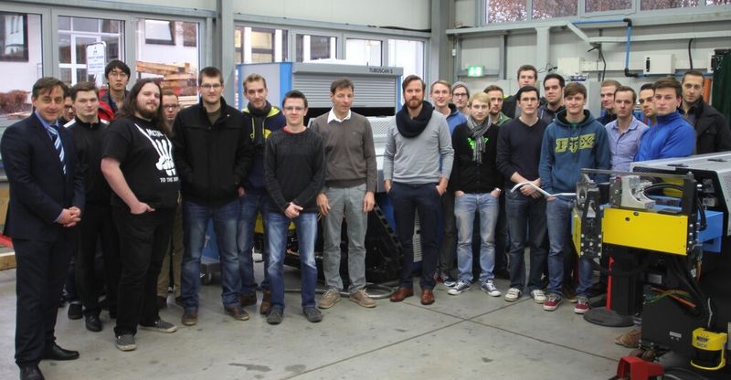 Für die 25 Studierenden der Uni Siegen war der Besuch bei TRACTO-TECHNIK ein Ausflug in die Praxis. (Bild: TRACTO-TECHNIK)