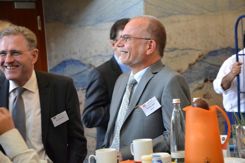 Prof. Dr. Hans Schuler (links), ehemals BASF und Thomas Hauff, BASF (Weitere Impressionen von der diesjährigen Namur Hauptsitzung in Bad Neuenahr). (Bild: PROCESS)