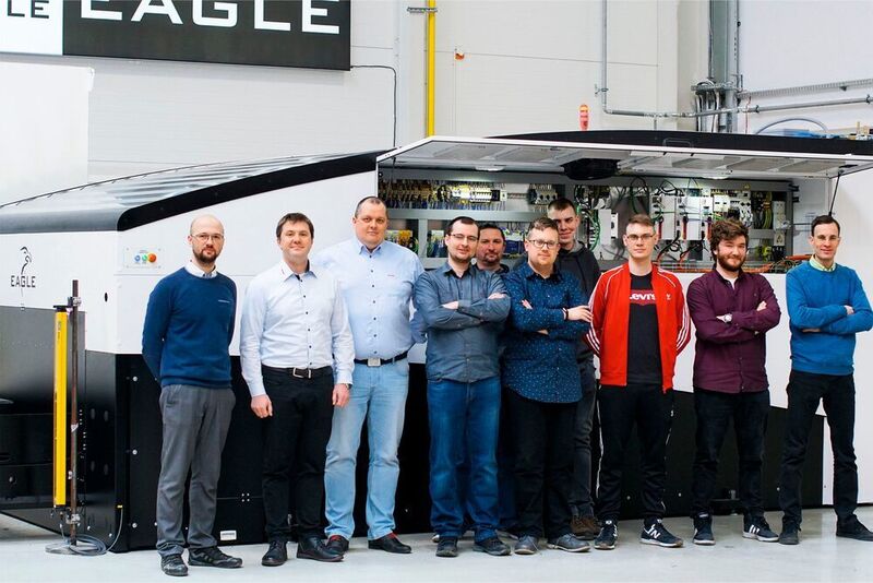 Das Projektteam vor der Eagle Inspire mit 15 kW Laserleistung und integriertem Be- und Entladesystem. (Power-Tech, Polen)