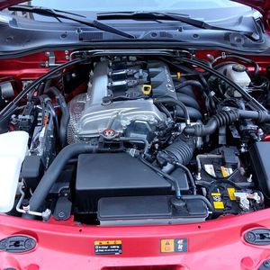 2. Der Motor: Okay, natürlich spielt der Motor ebenfalls eine Rolle. Mazda vertraut auch hier seinem Zwei-Liter-Saugmotor mit 135 kW/184 PS. Für den nur knapp über 1.000 Kilogramm (ohne Fahrer) schweren Zweisitzer ist das eine äußerst vergnügliche Antriebsquelle. 6,5 Sekunden von 0 auf 100 km/h (Werksangabe) sprechen Bände. Und das Beste: Beim Durchschnittsverbrauch steht die gleiche Zahl in Liter pro 100 Kilometern.(Bild:  Rosenow – »kfz-betrieb«)