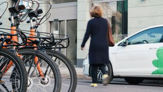Im einen Moment das eigene Elektroauto, im nächsten das Leihfahrrad: Nach Einschätzung von Beratern wächst der Markt für flexible Mobilität in den nächsten zehn Jahren rasant. (Bild: Sven Loeffler)