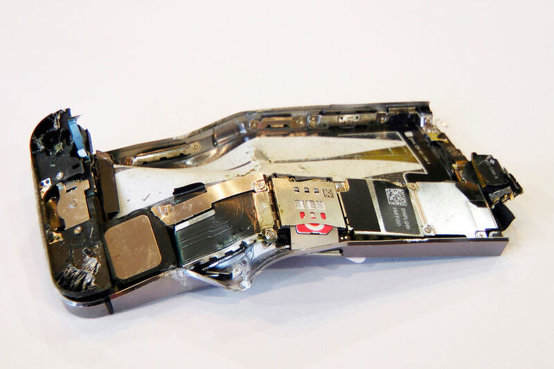 4. Der Rasenmähermann schlägt zu (Großbritannien): Dass die Briten auf gepflegten Rasen Wert legen, weiß man nicht zuletzt dank dem heiligen Grün in Wimbledon. Ein Kunde von Kroll Ontrack UK überfuhr beim Mähen seines Rasens sein Smartphone, das ihm aus der Tasche gefallen war. Glücklicherweise schaltete er schnell und verständigte sofort Kroll Ontrack. (Bild: Kroll Ontrack)