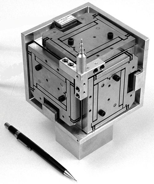 Der «Delta Cube» ist ein paralleler Roboter mit drei Freiheits­graden für Aufgaben im Bereich der Positionierung beim Mikro-Funkenerodieren. (Bild: Henein)