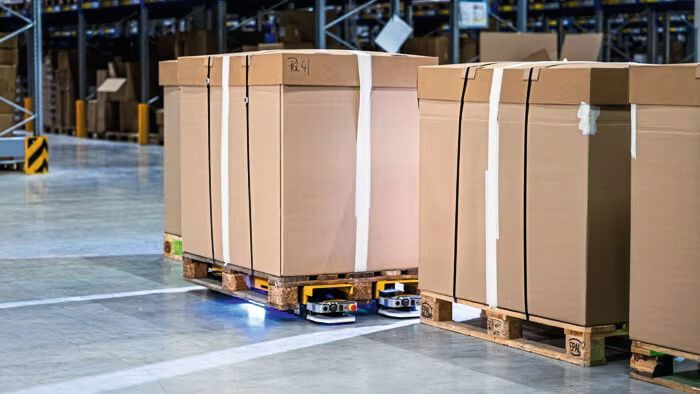 Transportroboter: Das Doppelkufensystem von Filics bewegt Paletten autonom und benötigt dabei nur wenig Raum. (Bild: Sick)