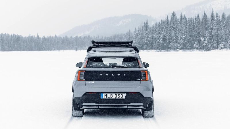 Ein Unterfahrschutz am Heck und verbreiterte Radhäuser sollen den Abenteuer-Charakter des Cross-Country-Modells unterstreichen. (Bild: Volvo)