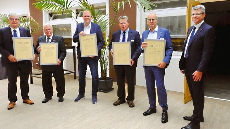 Sie erhielten die ZDK-Ehrennadel in Silber (von links): Karl-Heinz Bley, Heinz Bottge, Hans-Joachim Czychy, Lothar Freese, Arnulf Winkelmann. Ihnen gratulierte der Geschäftsführer Christian Metje (rechts).