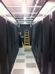 Bild 1: Dadurch, dass die von Schäfer IT-Systems bereits individuell konfigurierten Racks sukzessive angeliefert wurden, war der Aufbau der Schrankreihen im neuen Rechenzentrum innerhalb kürzester Zeit möglich. (Bild: Schäfer IT-Systems)