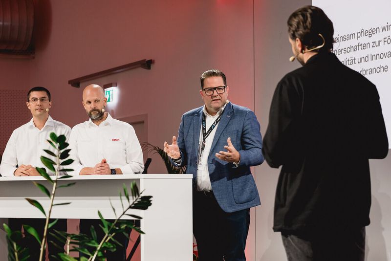 Braucht es überhaupt noch Werkstattkonzepte? Diese provokante Frage stellte »kfz-betrieb«-Redakteur Jakob Schreiner drei Vertretern entsprechender Konzepte. Dan Bronkal, Leiter Werkstattkonzepte Zentraleuropa bei Bosch, Steffen Hardt, Division Director LKQ Stahlgruber, und Jens Kowald, Head of Sales Service Continental Aftermarket & Services, vertraten im Rahmen einer kurzweiligen Podiumsdiskussion ihre Standpunkte pro Konzepte.  (Bild: Stefan Bausenwein)