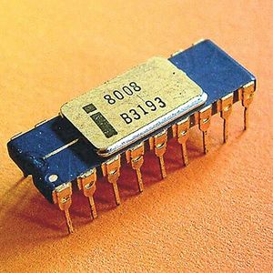 Bild 2:  Ein Jahr nach Einführung des 4-Bit-Prozessors Intel 4004, legte Intel mit der 8-Bit-CPU Intel 8008 nach. Diese war allerdings nicht mit dem Vorgängerchip kompatibel. (Bild:  Intel 8008 1.jpg /Christian Bassow / CC BY-SA 4.0)