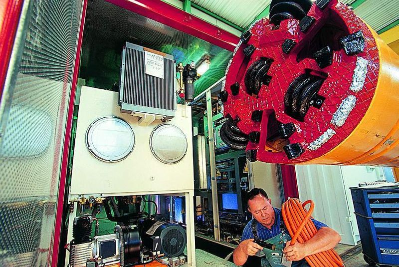 Bild 3: Montage der Hybid-Leitungen für die Maschinen des Typs Micro. Diese Leitungen kommen auch beim Verlegen von Pipelines zum Einsatz. Bilder: 1 und 2 TKD, 3 Herrenknecht (Archiv: Vogel Business Media)