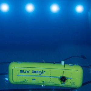 Das autonome U-Boot AUV Aegir absolvierte in einer Schwimmhalle seinen ersten Tauchgang ohne Steuerung von außen. (Bild:  Geomar/Lukas Wernicke)