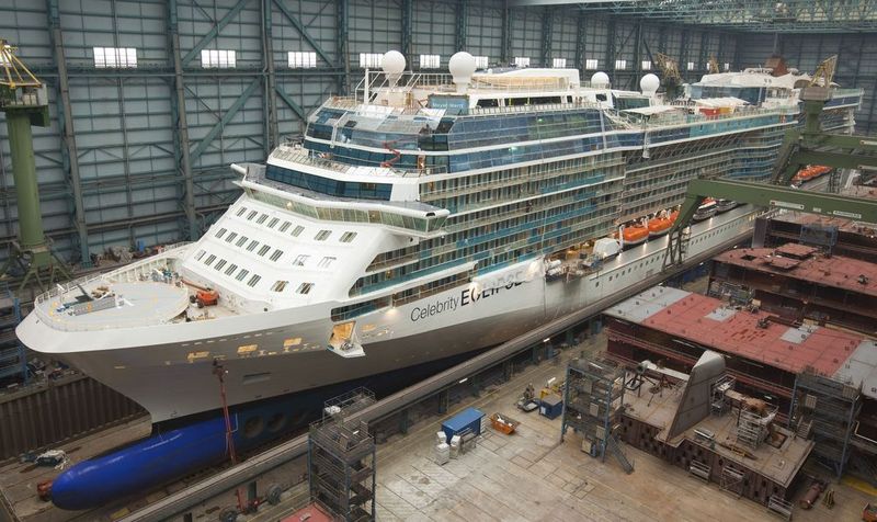 In der Fertigungshalle der Meyer Werft, hier das Luxusschiff Celebrity ECLIPSE 315 Meter lang, 36,9 Meter breit, 2850 Passagiere/ca. 1255 Crewmitglieder, 2000 Quadratmeter großer Lawn Club mit echtem Rasen auf dem Außendeck, 85 % der Kabinen verfügen über einen eigenen Balkon. (Archiv: Vogel Business Media)