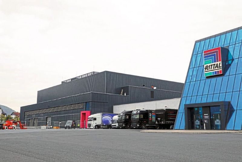 Schaltschränke / Racks und Automatisierungssoftware stammen von Rittal und Eplan.  (Bild: Rittal GmbH & Co. KG)