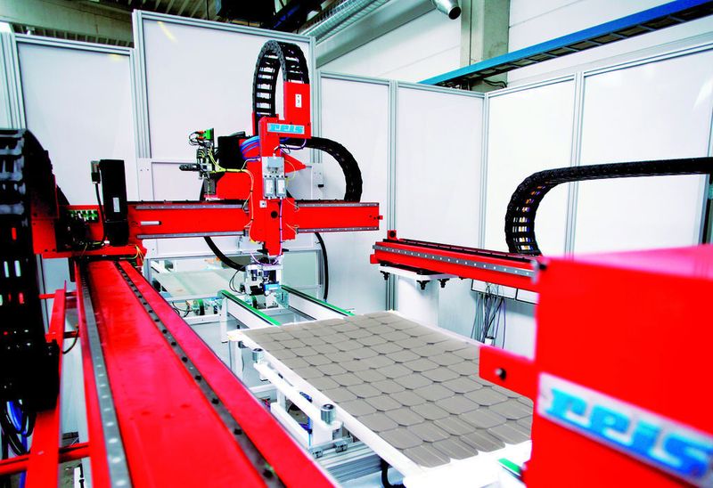 Automatisierte Fertigungsanlage für das Verlöten von Solarzellen mit dem Laser. Bild: Reis Robotics (Archiv: Vogel Business Media)