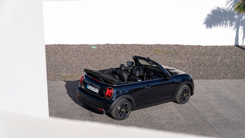 Es öffnet vollelektrisch und auch während der Fahrt bis zu einer Geschwindigkeit von 30 km/h. (Bild: Mini/Bernhard Filser)