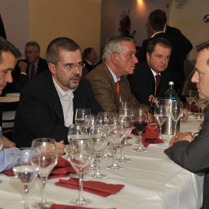 Abb. 2: Viele LaborForum-Teilnehmer nutzten bereits das vorabendliche Get-together als erste Möglichkeit zu intensiven Diskussionen. 
