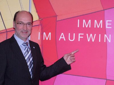 Ein gut gelaunter Dr. Herrmann Frohnhaus, Vorstandssprecher der Bank Deutsches Kraftfahrzeuggewerbe: Kein Wunder bei dem Motto 