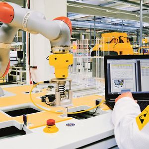 Eine zentrale Rolle für die Validierung von MRK spielt das neue Kollisionsmessgerät PROBmdf von Pilz. Es misst die auf den menschlichen Körper einwirkenden Kräfte im Falle einer Kollision mit dem  Roboter. 