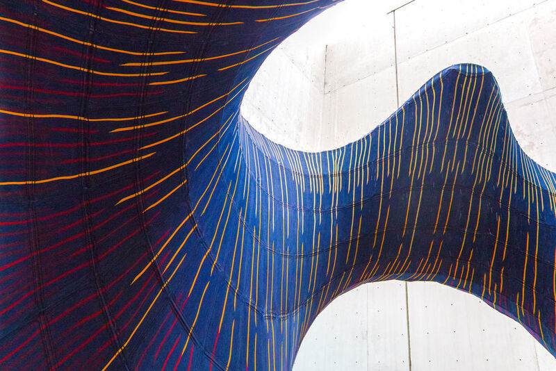 Die Forschung zeigt, dass mit gestrickten Textilien für architektonische Anwendungen sowohl Material wie Arbeitszeit gespart werden kann und der Bauprozess für komplexe Formen einfacher wird. (ETH Zürich/Mariana Popescu)