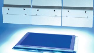 Aushärtung eines großformatigen Displays mit Delolux 20 Array. (Bild: Delo)